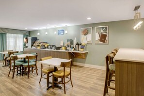 Free daily continental breakfast  - Clarion Pointe Atlanta Airport College Park (College Park)
