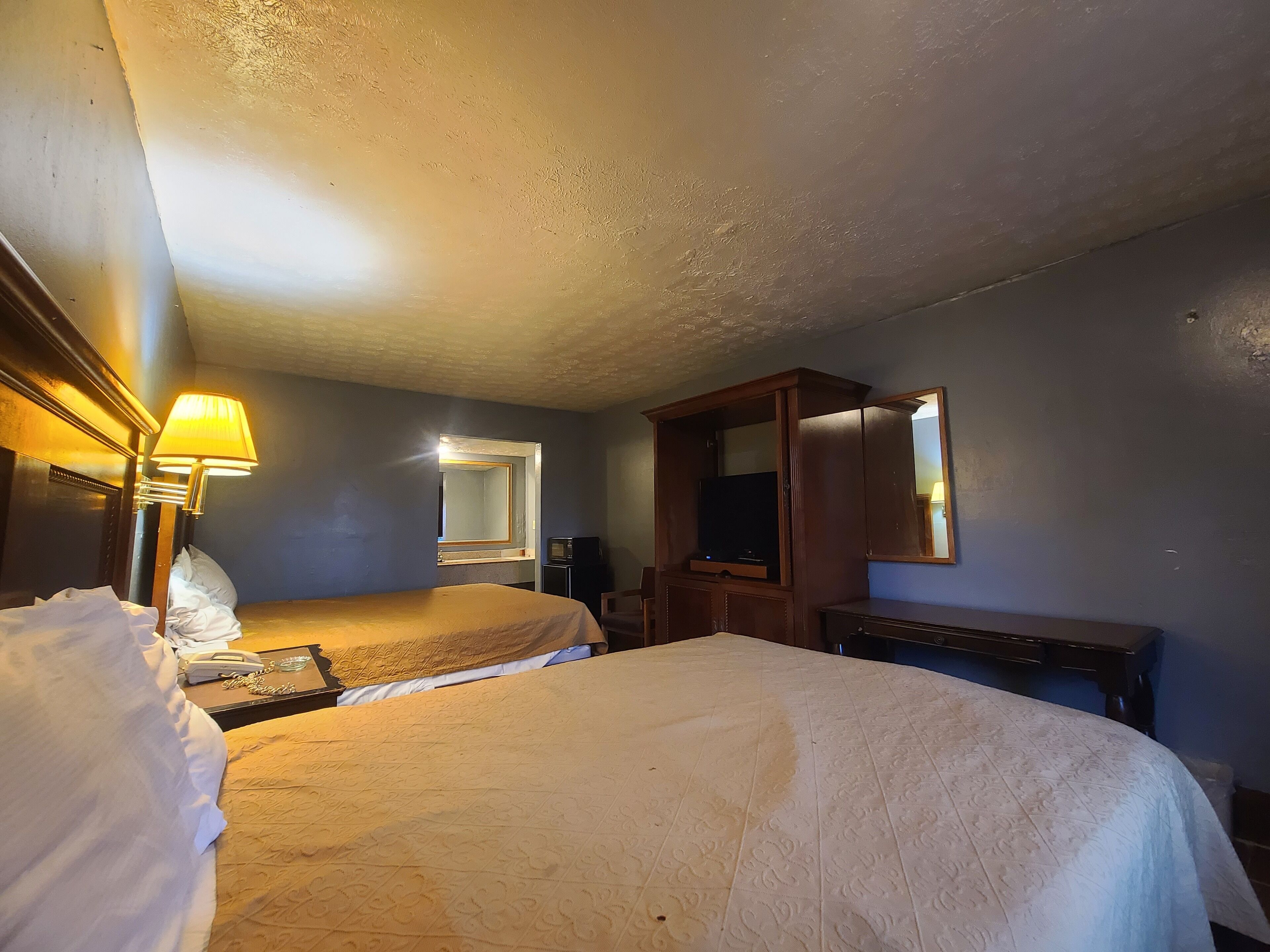 Habitación doble, 2 camas Queen size, para fumadores | Escritorio, cortinas blackout y tabla de planchar con plancha 