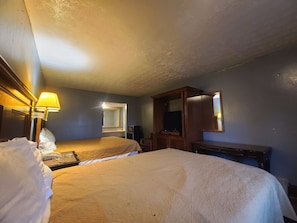 Herbergi með tvíbreiðu rúmi - 2 meðalstór tvíbreið rúm - reykherbergi | Skrifborð, myrkratjöld/-gardínur, straujárn/strauborð