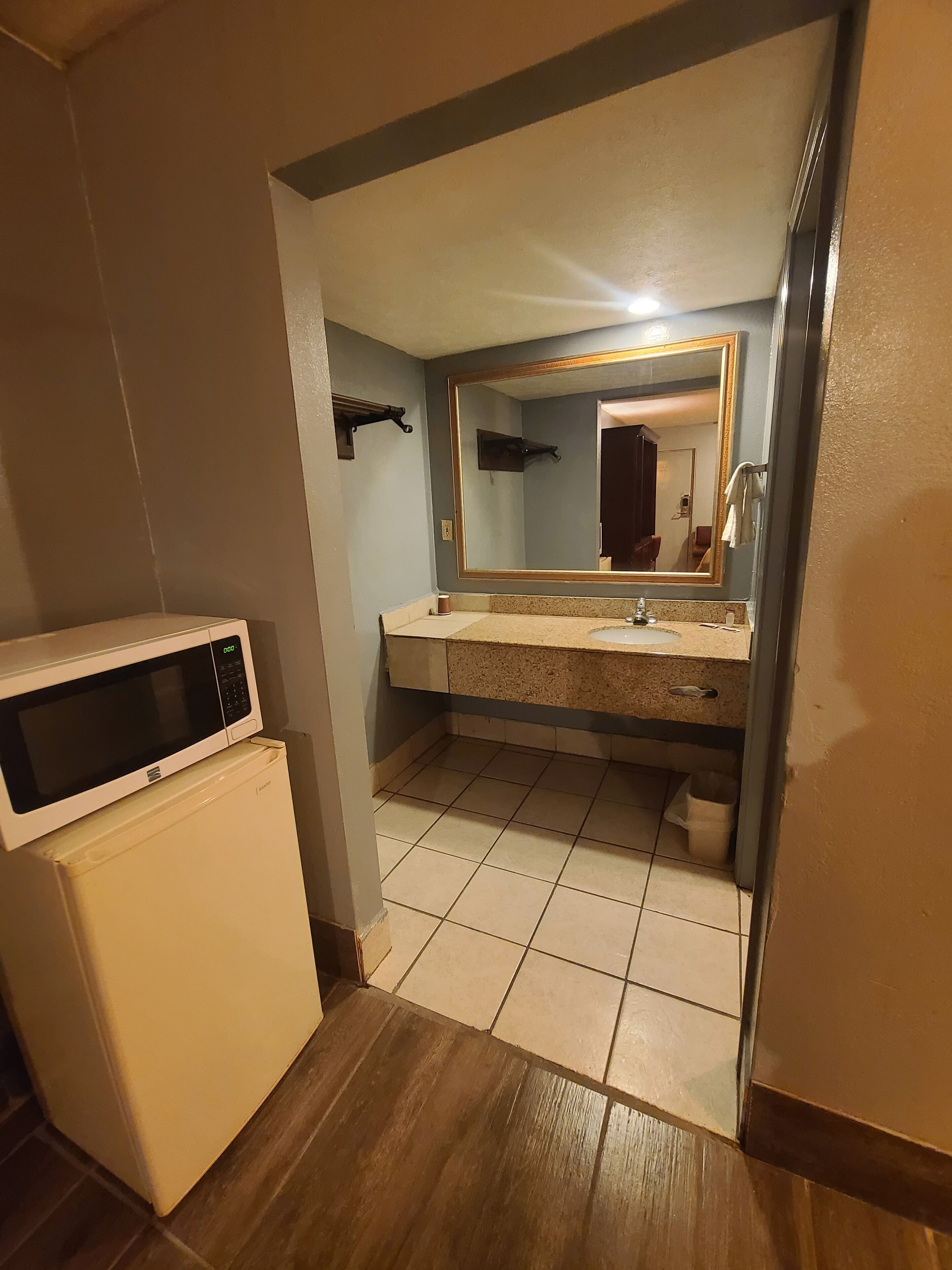 Habitación estándar, 1 cama King size, para fumadores | Baño | Tina con regadera, secadora de cabello, toallas, jabón 