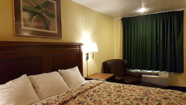 Standard Room, 1 King Bed, Non Smoking | Desk, blackout drapes, iron/ironing board, free WiFi