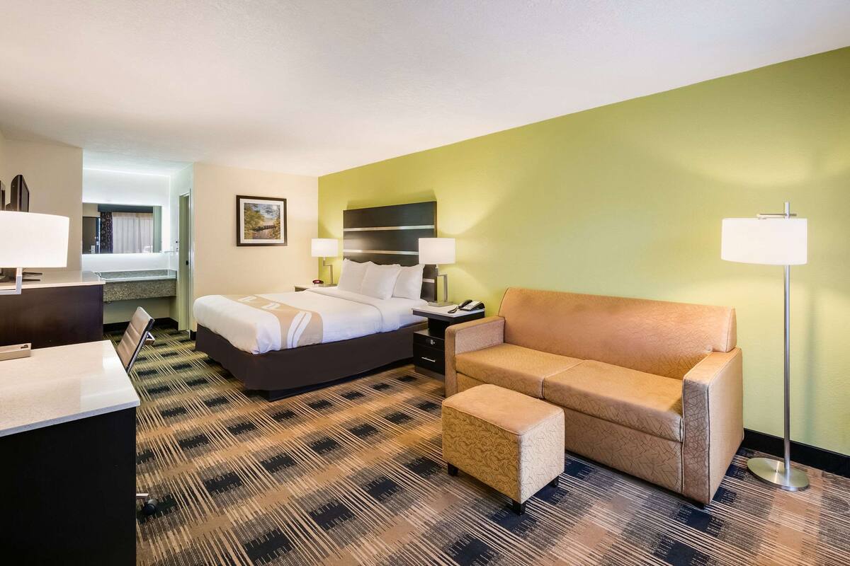 Room, 1 King Bed, Accessible, Non Smoking | Iron/ironing board, WiFi (free), bed sheets