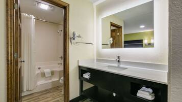 Phòng Suite, 2 giường cỡ queen, không hút thuốc, bồn tắm thủy lực | Bàn ủi/dụng cụ ủi quần áo, truy cập Internet không dây miễn phí