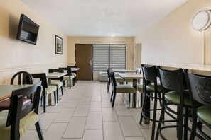 Free buffet breakfast  - Quality Inn & Suites Mt Chalet (Clayton)