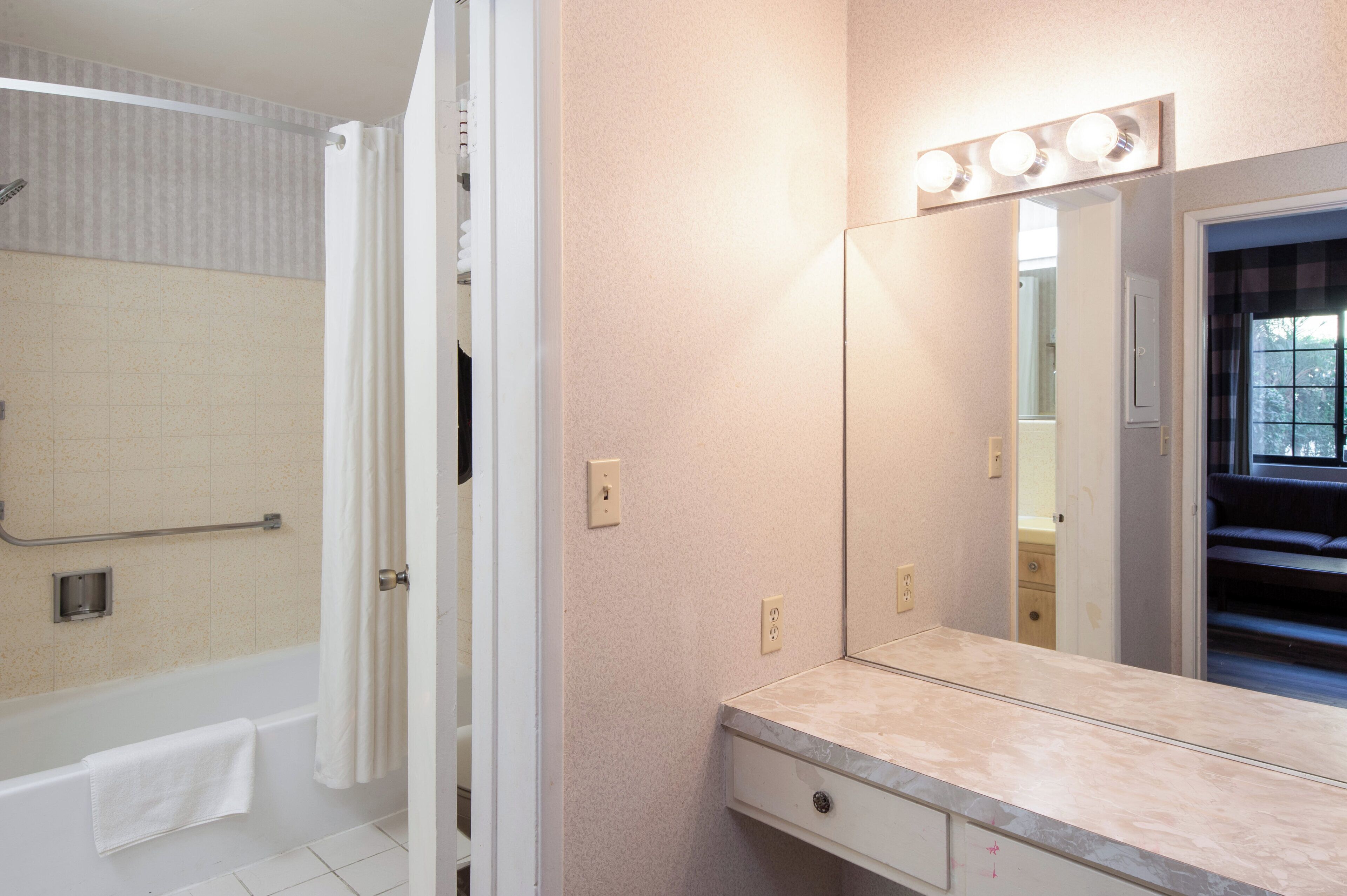 Photo - Studio City Court Yard Hotel