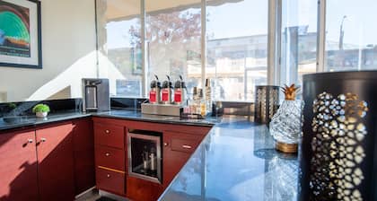 Studio City Court Yard Hotel
