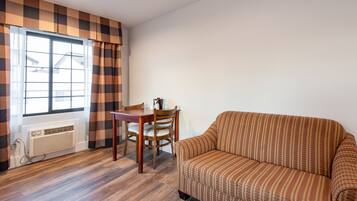 Caja de seguridad en la habitación y escritorio