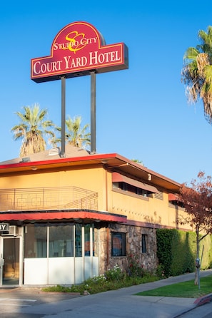 Front of property - Studio City Court Yard Hotel (Studio City)