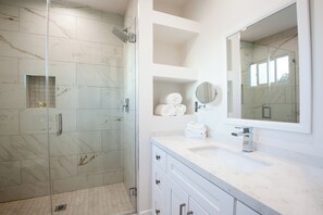 Standard Room, 1 King Bed, Non Smoking | Bathroom | Combined shower/bathtub, free toiletries, hair dryer, towels - Studio City Court Yard Hotel (Studio City)