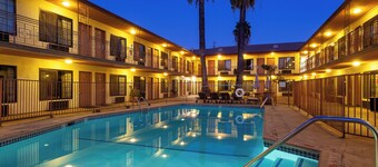 Studio City Court Yard Hotel