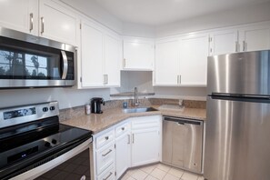 Suite Deluxe, 1 cama de matrimonio grande, cocina | Cocina privada | Frigorífico