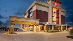A Drury Inn hotel with a modern design, featuring a covered entrance and a brick facade. - Drury Inn Paducah (Paducah)