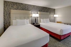 Een bureau, verduisterende gordijnen, een strijkplank/strijkijzer