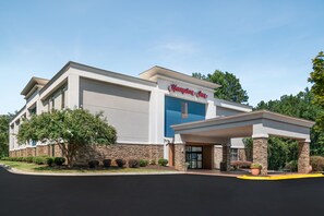 A Hampton Inn hotel with a modern facade, stone accents, and a clear blue sky. - Hampton Inn Cartersville (Cartersville)