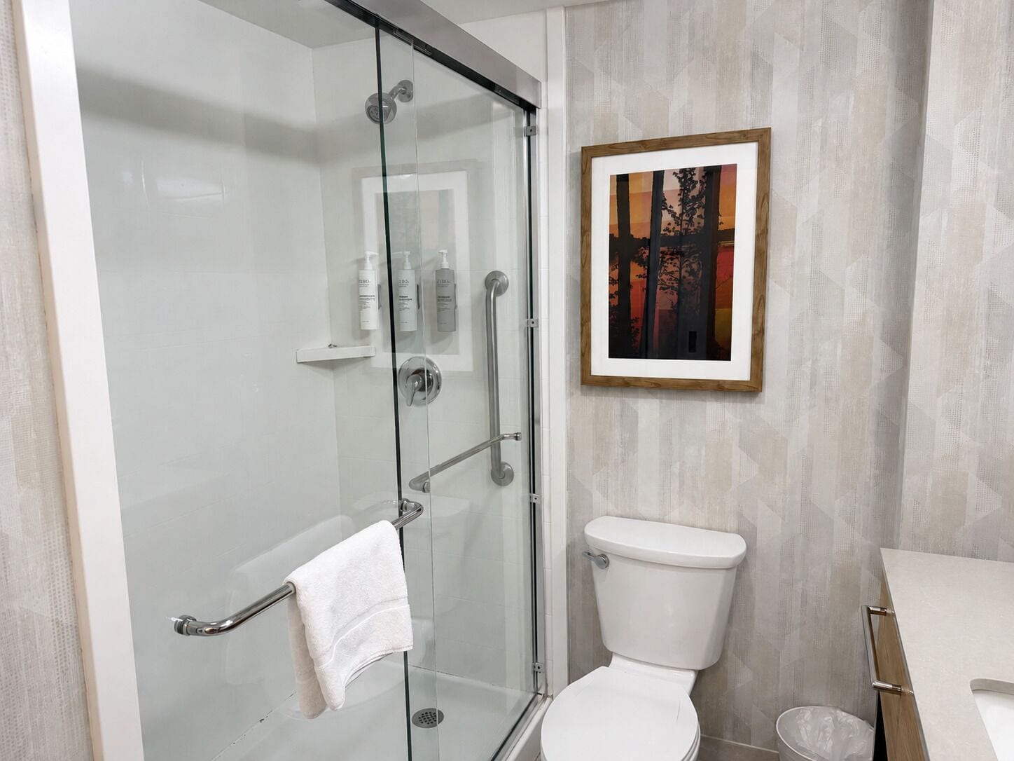 Amenidades de baño gratuitas, secadora de cabello, toallas 