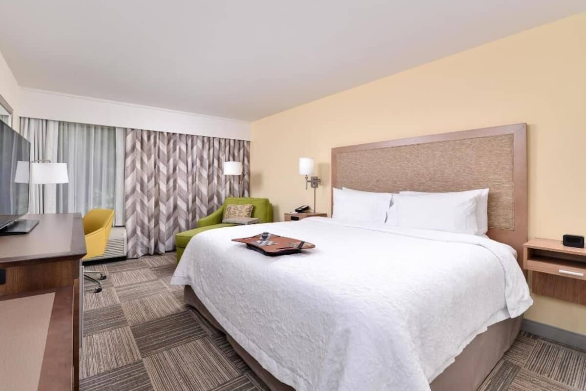 Premium bedding, iron/ironing board, free WiFi, bed sheets