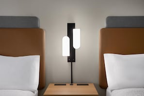 A hotel room with a nightstand, a lamp, and two beds. - Hampton Inn Cartersville (Cartersville)