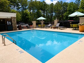 Seasonal outdoor pool - Hampton Inn Cartersville (Cartersville)