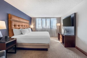 Escritorio, cortinas blackout y tabla de planchar con plancha 