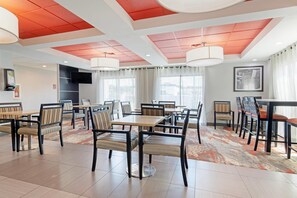 Free daily full breakfast - Comfort Inn & Suites Carrollton (Carrollton)