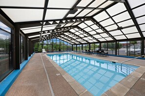 Seasonal outdoor pool - Econo Lodge London North (London)