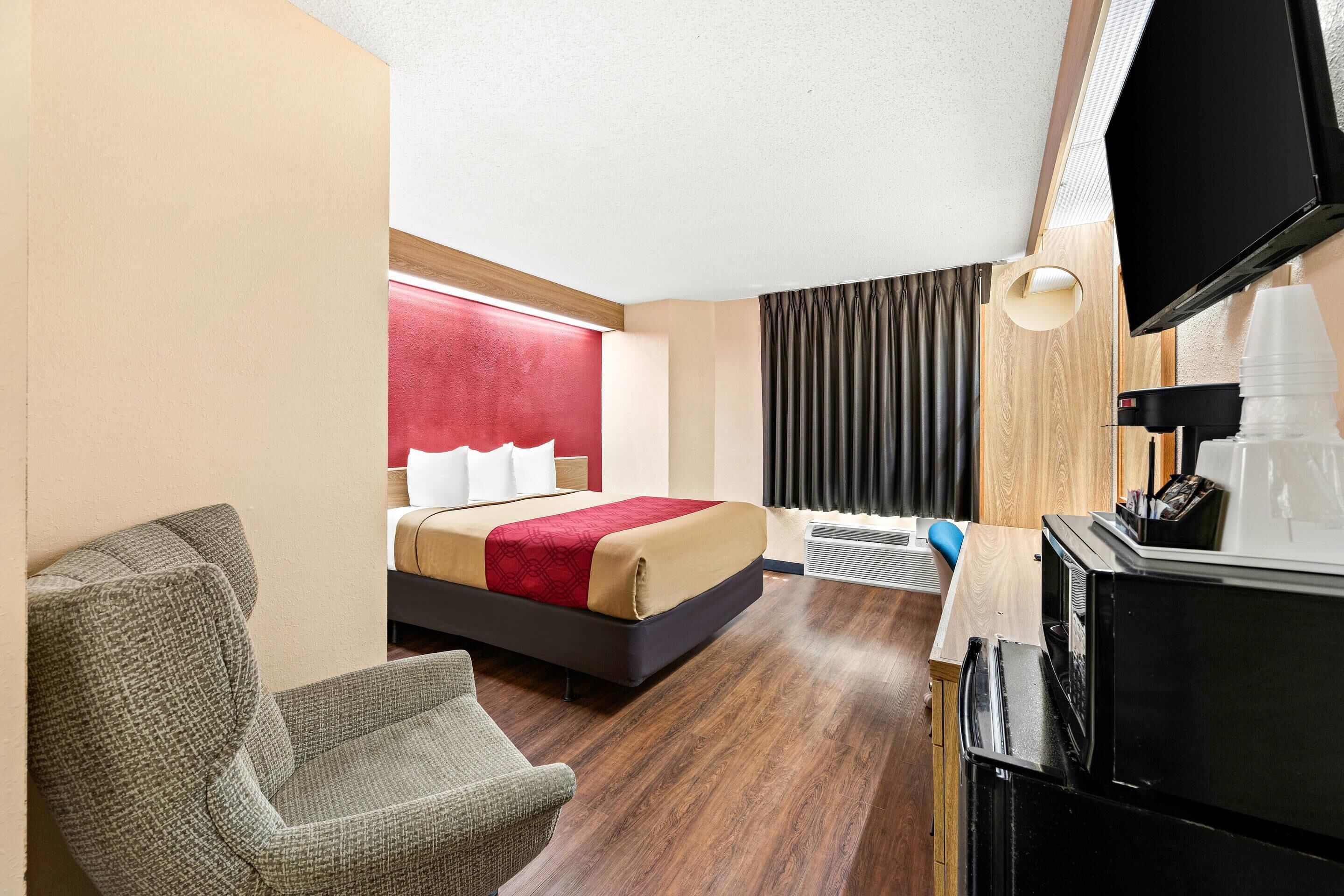 Zimmer, 1 Queen-Bett, barrierefrei, Nichtraucher | Schreibtisch, Wecker