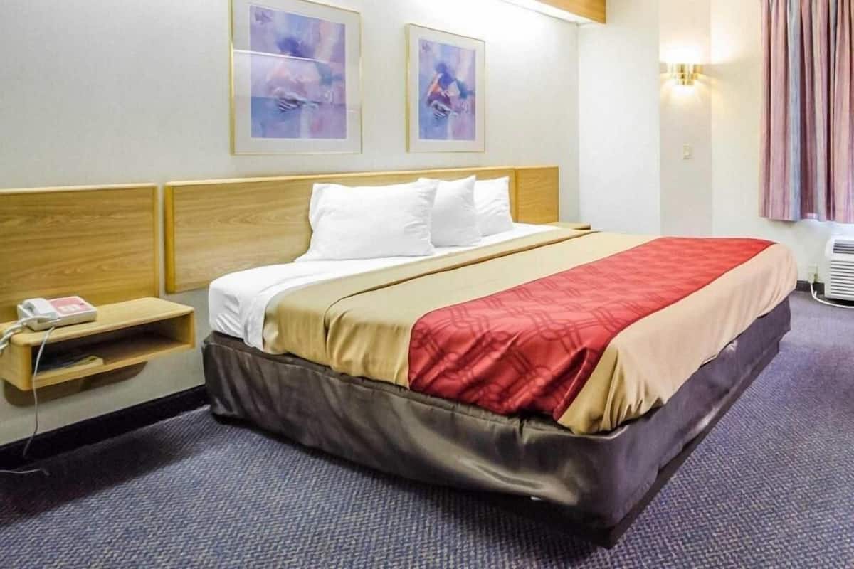 Escritorio y despertador