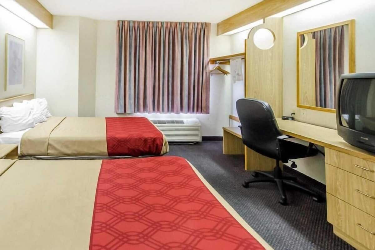 Escritorio y despertador