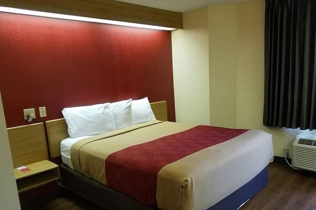 Escritorio y despertador