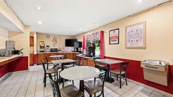 Inbegriffenes kontinentales Frühstück