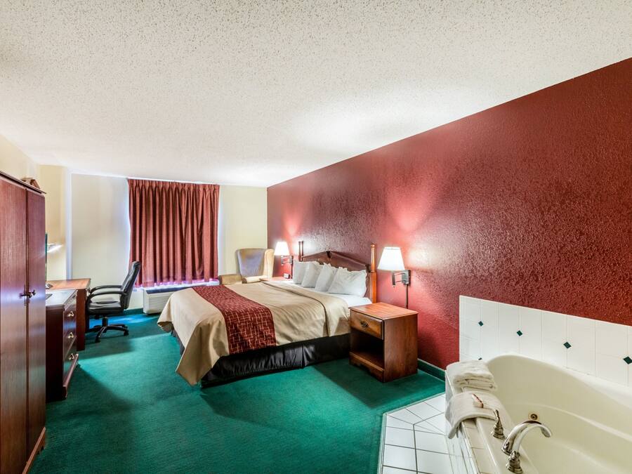 Deluxe Room, 1 King Bed, Non Smoking, Jetted Tub