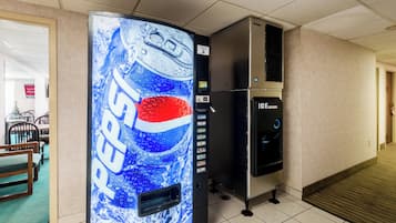 Máquina automática de vendas com logotipo da Pepsi, dispensador de gelo e leitor de cartão.