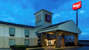A Red Roof Inn with a single-story structure, a covered entrance, and a visible parking lot. - Red Roof Inn Morehead (Morehead)