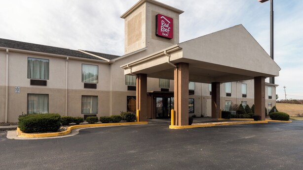 A Red Roof Inn with a covered entrance, multiple windows, and a parking lot. - Red Roof Inn Morehead (Morehead)