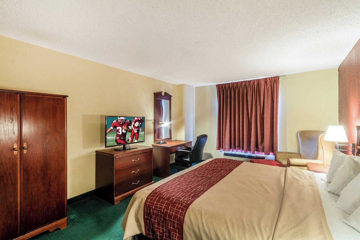 Chambre Deluxe, 1 très grand lit, non-fumeur, baignoire à jets | Bureau, rideaux d’obscurcissement, fer et planche à repasser