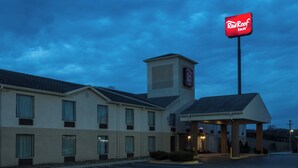 A Red Roof Inn with a two-story building, a covered entrance, and a parking lot. - Red Roof Inn Morehead (Morehead)