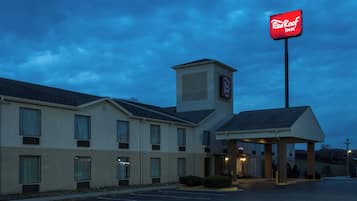 A Red Roof Inn with a two-story building, a covered entrance, and a parking lot.