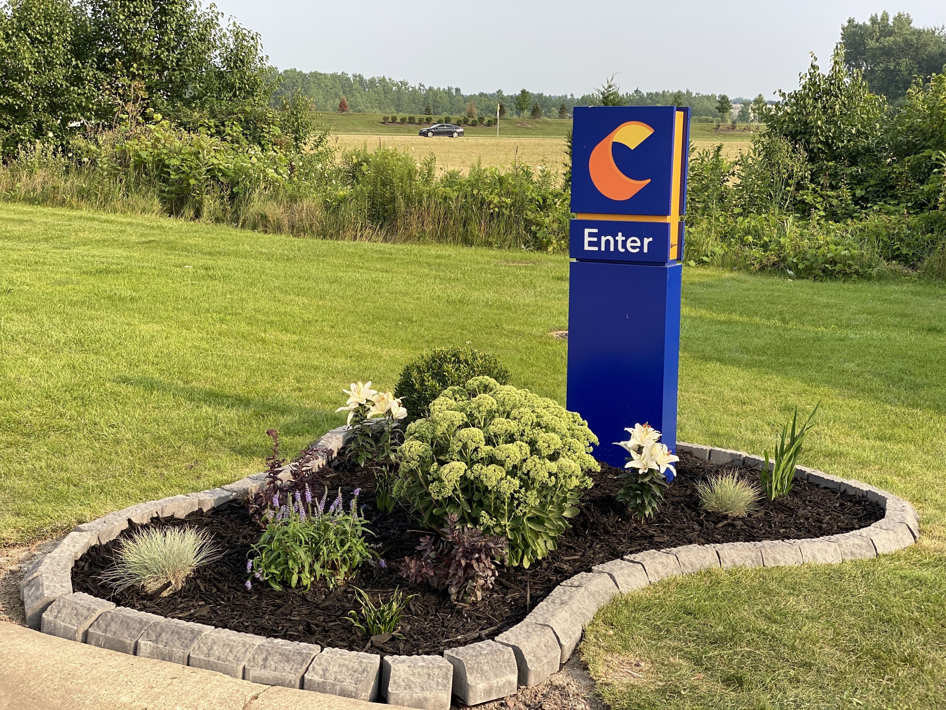 Une enseigne représentant un croissant de lune et le mot « Entrée » pour indiquer l’entrée d’un hôtel.