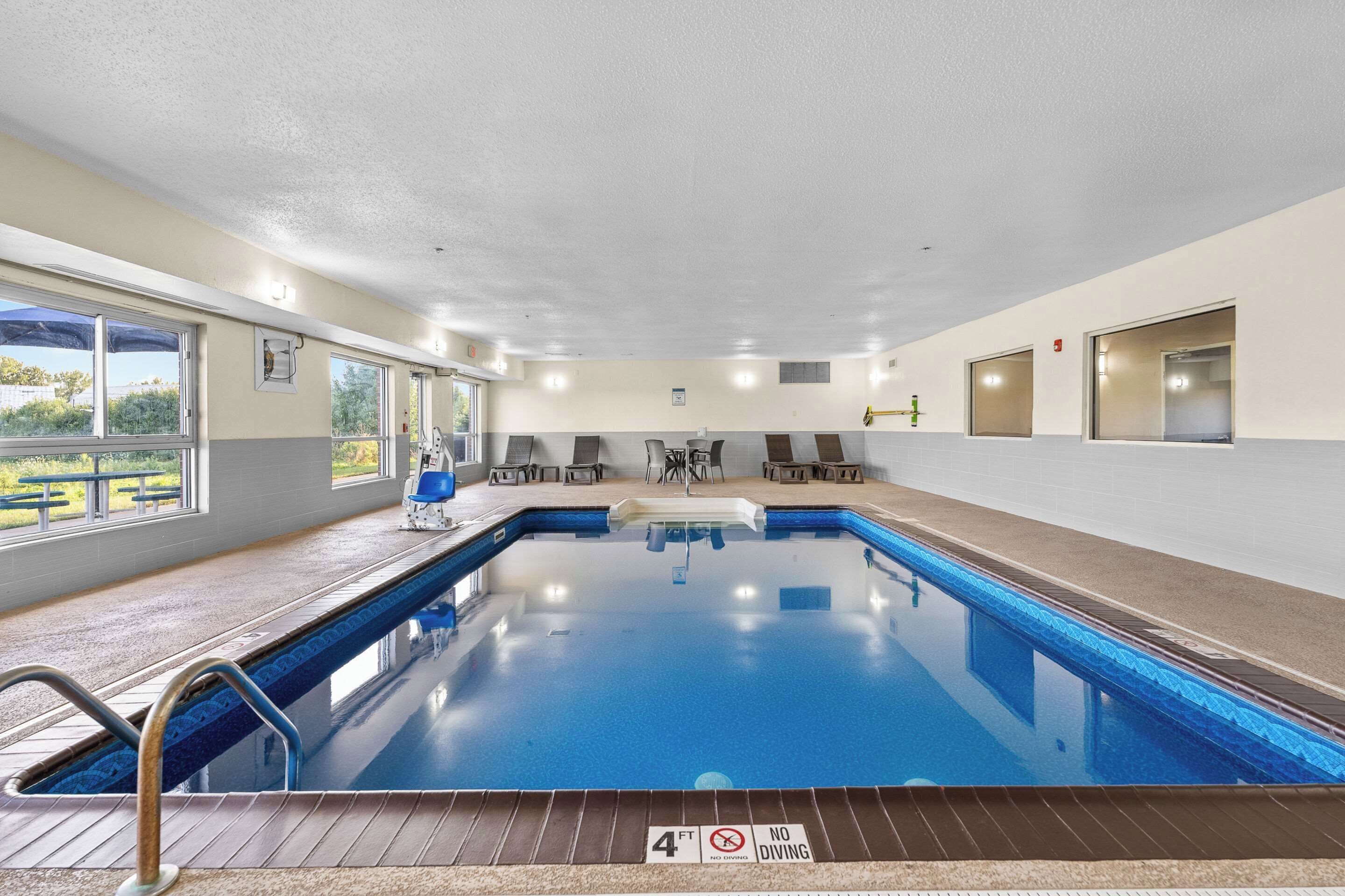 Indoor pool, sun loungers
