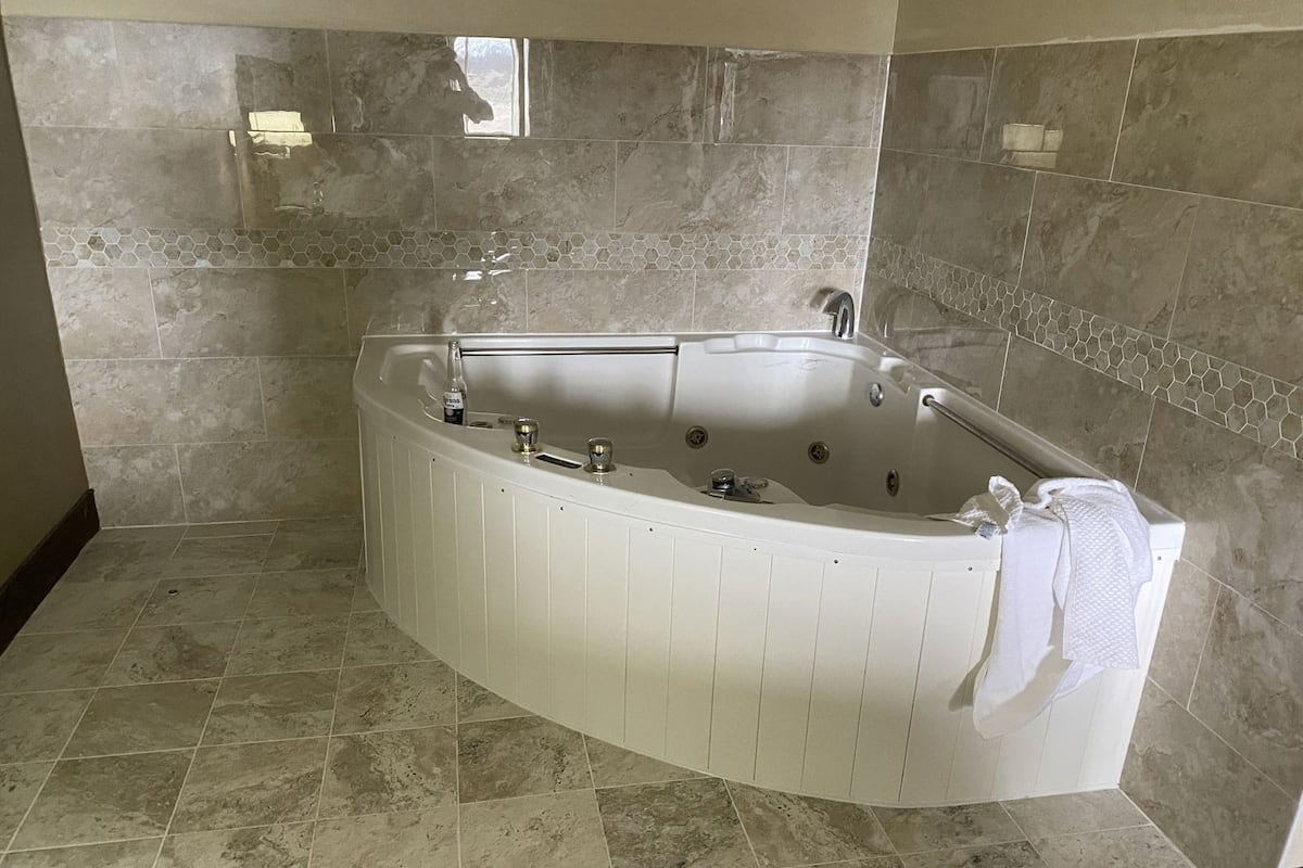 Bathroom | Combined shower/tub, deep soaking tub, hydromassage showerhead