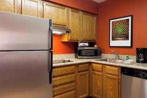 Full-size fridge, microwave, stovetop, dishwasher