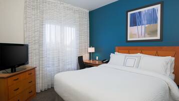 Hochwertige Bettwaren, Schreibtisch, laptopgeeigneter Arbeitsplatz