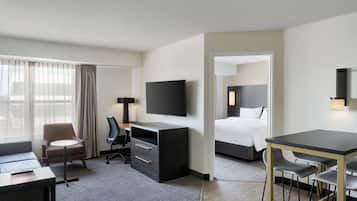 Suite, 2 camere da letto (Mobility/Hearing Access, Roll-In Shwr) | Biancheria da letto di alta qualità, una scrivania, postazione laptop