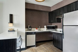 Full-sized fridge, microwave, stovetop, dishwasher - Residence Inn By Marriott Merrillville (Merrillville)