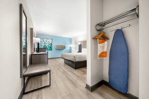 Ropa de cama hipoalergénica y caja de seguridad en la habitación 