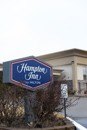 En skylt för Hampton Inn, med byggnaden tydligt synlig i bakgrunden.