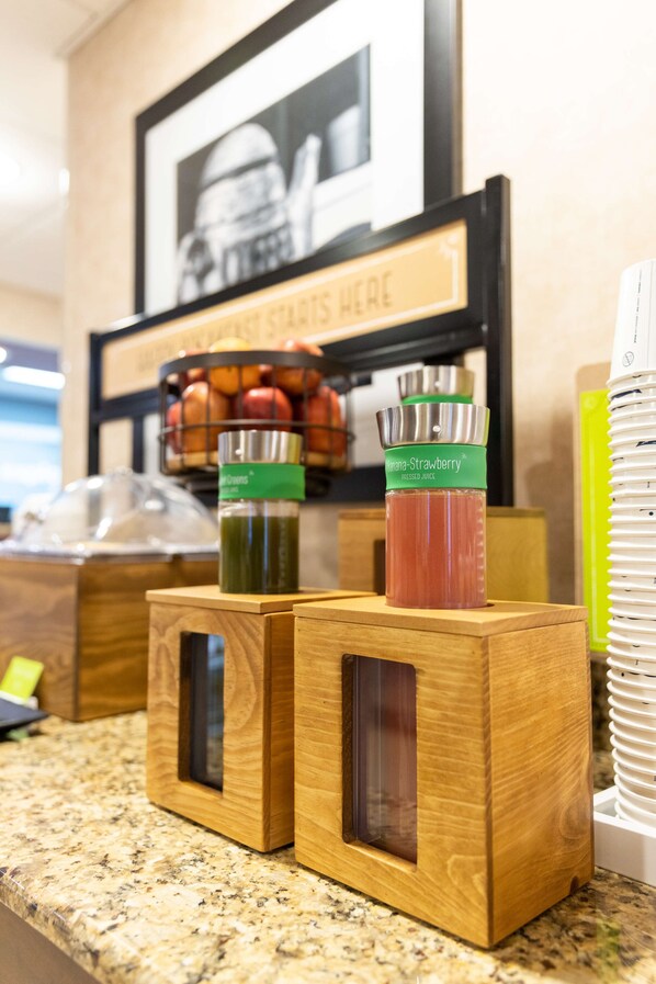 Un distributeur de jus avec une étiquette indiquant qu’il contient du jus de banane et de fraise.