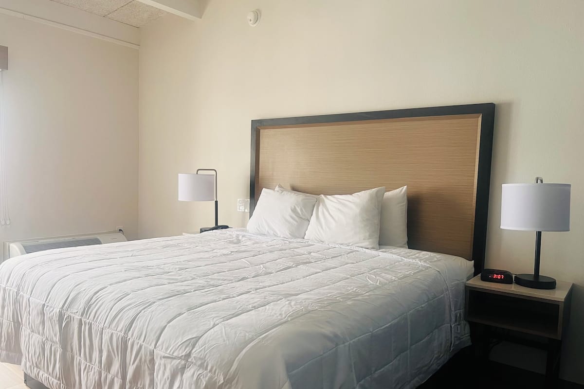 Superior Room, 1 Queen Bed, Non Smoking | Desk, free cribs/infant beds, rollaway beds, free WiFi