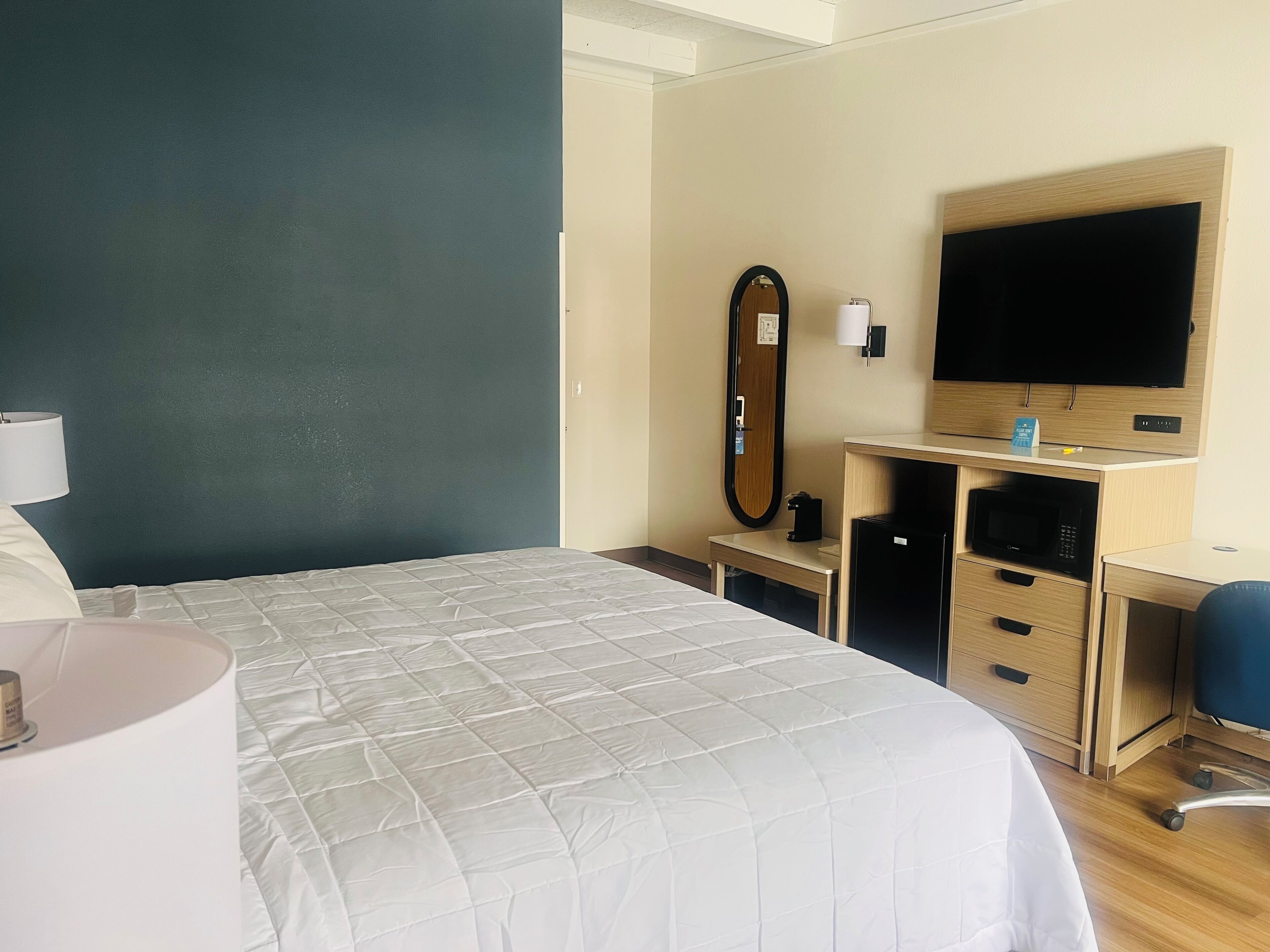 Desk, free cribs/infant beds, rollaway beds, free WiFi