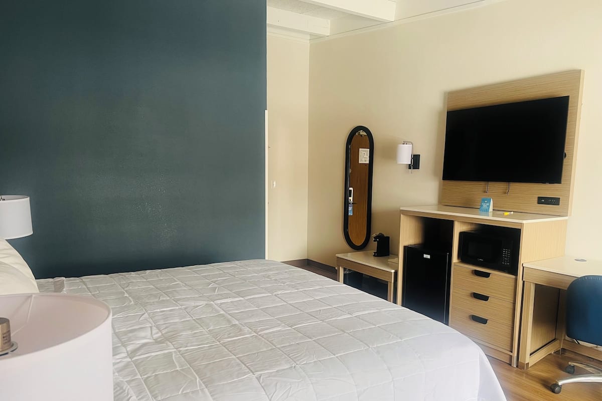 Desk, free cribs/infant beds, rollaway beds, free WiFi